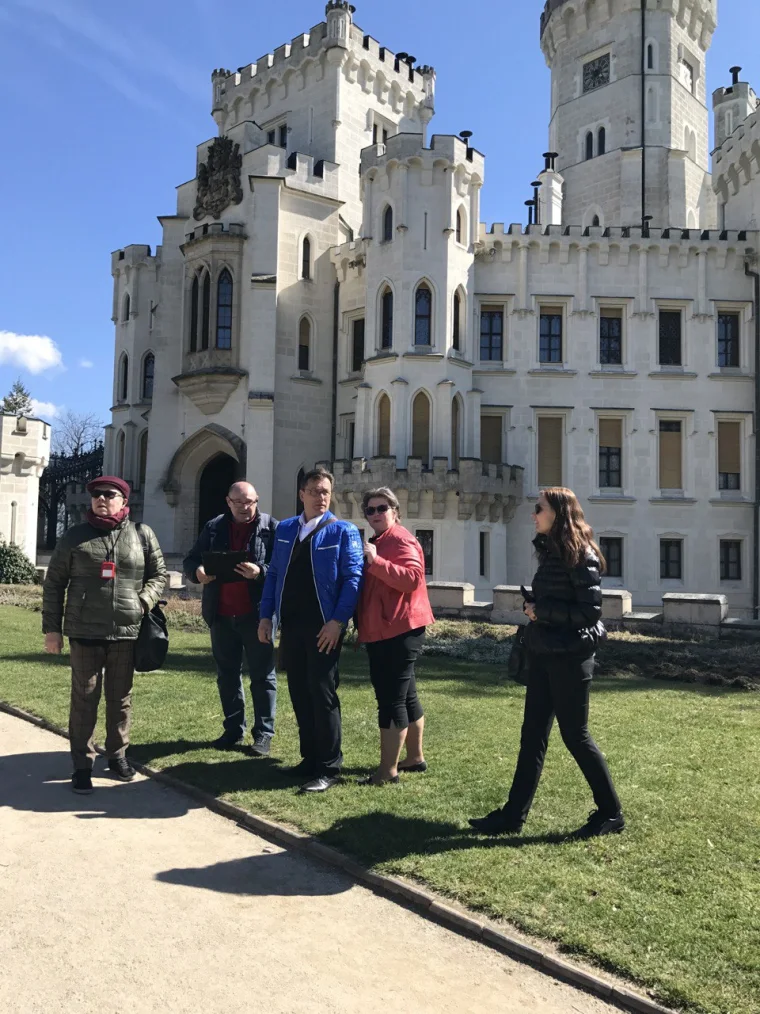 Гид Czech Travel с туристами у замка Глубока-над-Влтавой